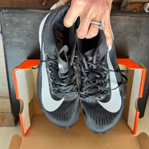 Nike Women's Black and White Trainers - Picture 5 of 6